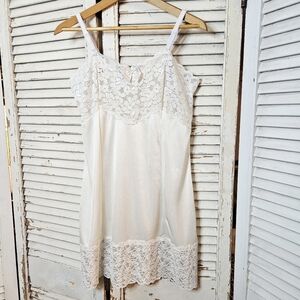 Vintage 80s Cream Shortie Slip With Lace Trim Small